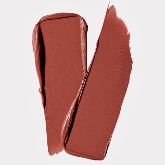 Mac VELVET TEDDY Silky matte lipstick with 12-hour wear & full. - Picture 2 of 6